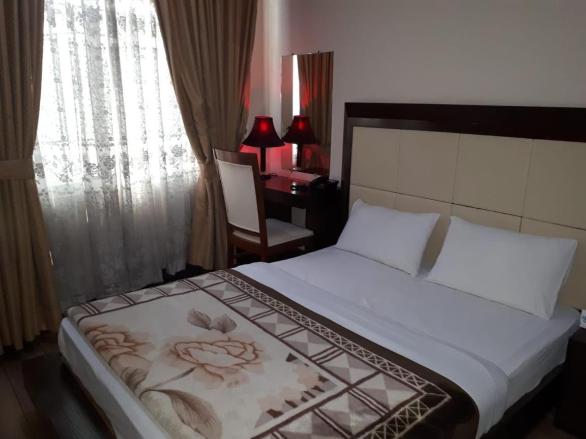 Midtown Hotel Rawalpindi Buitenkant foto