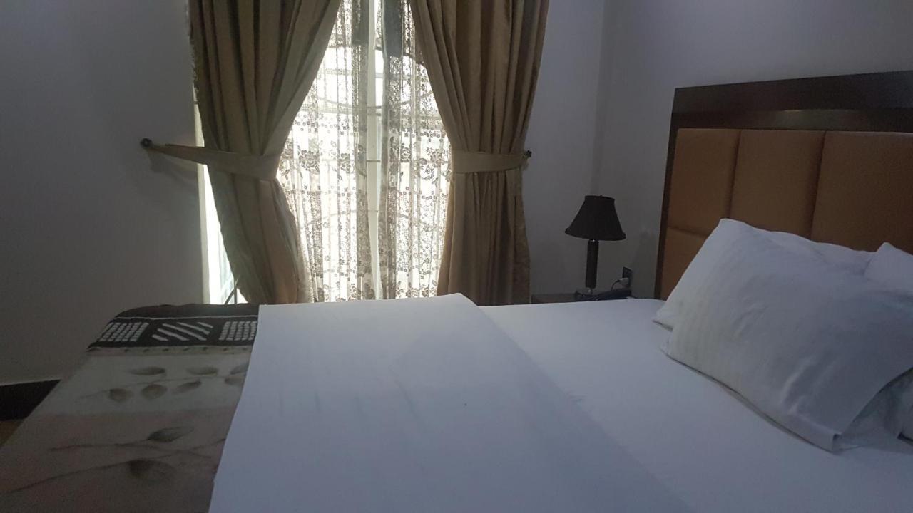 Midtown Hotel Rawalpindi Buitenkant foto