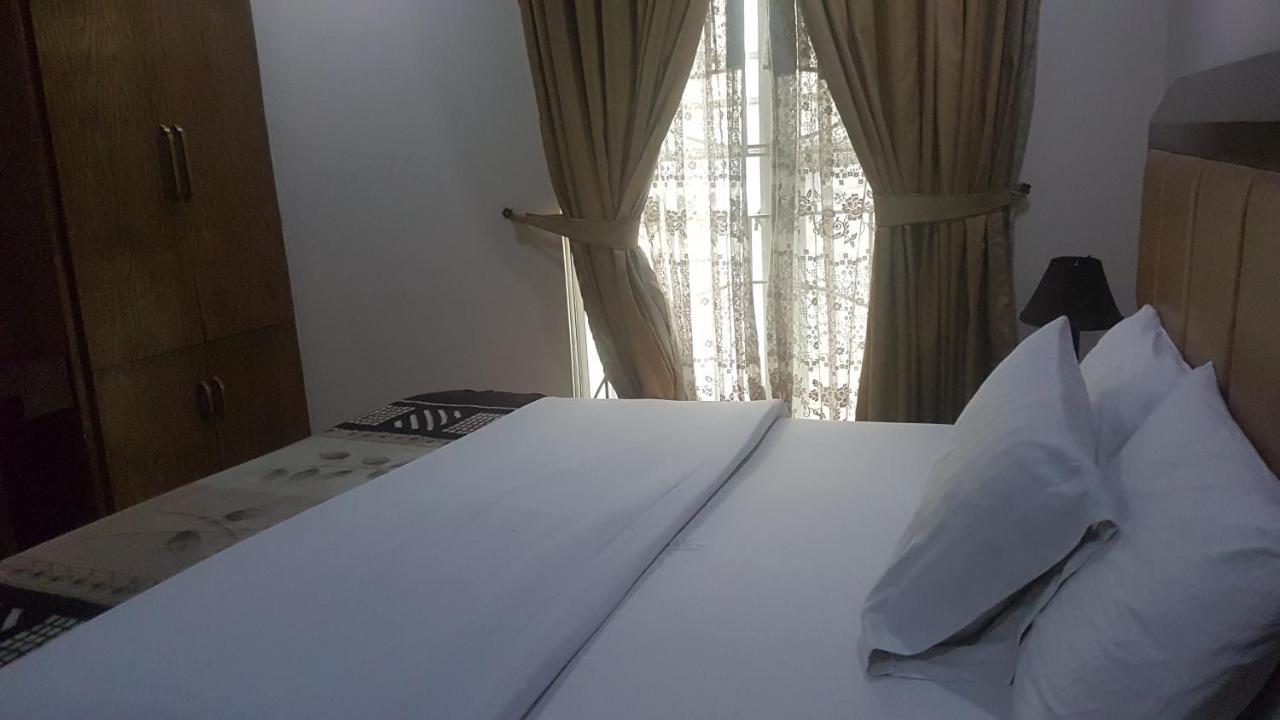 Midtown Hotel Rawalpindi Buitenkant foto