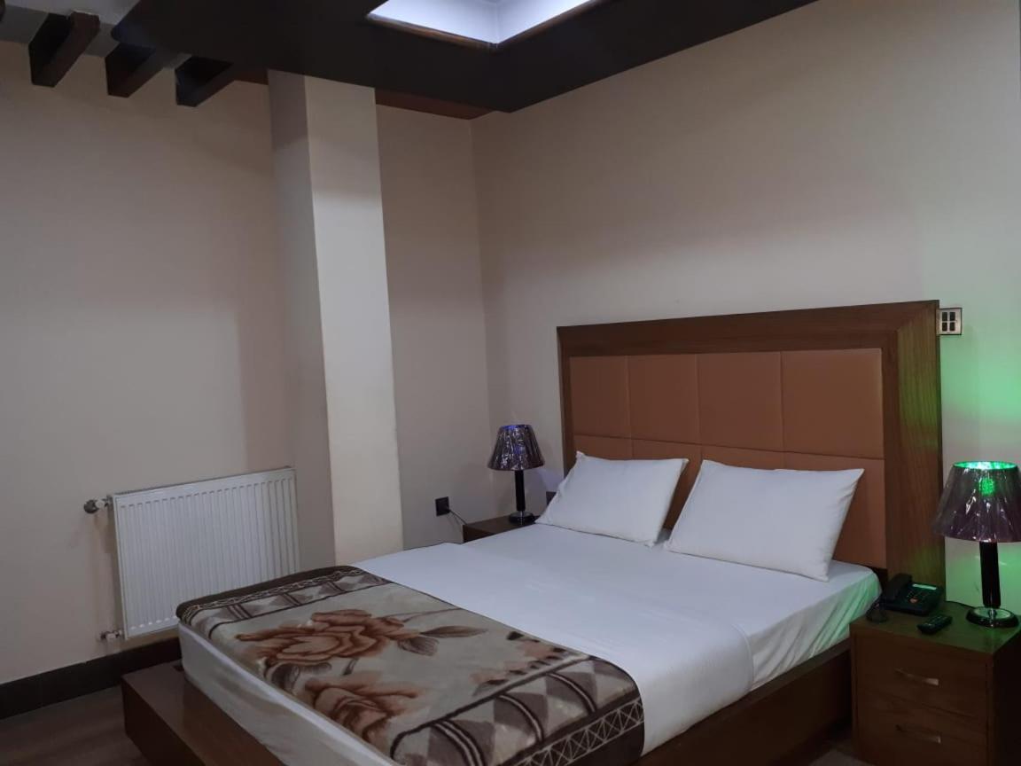 Midtown Hotel Rawalpindi Buitenkant foto