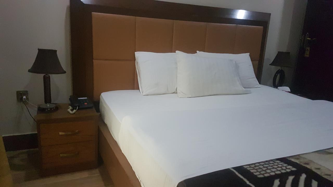 Midtown Hotel Rawalpindi Buitenkant foto