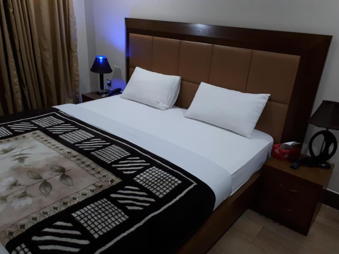 Midtown Hotel Rawalpindi Buitenkant foto