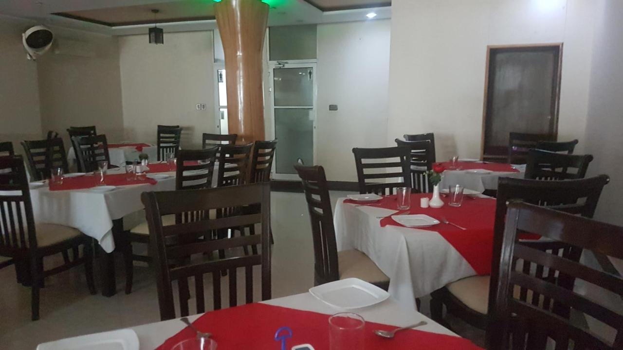 Midtown Hotel Rawalpindi Buitenkant foto