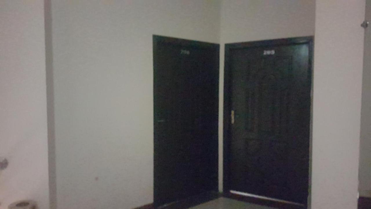 Midtown Hotel Rawalpindi Buitenkant foto