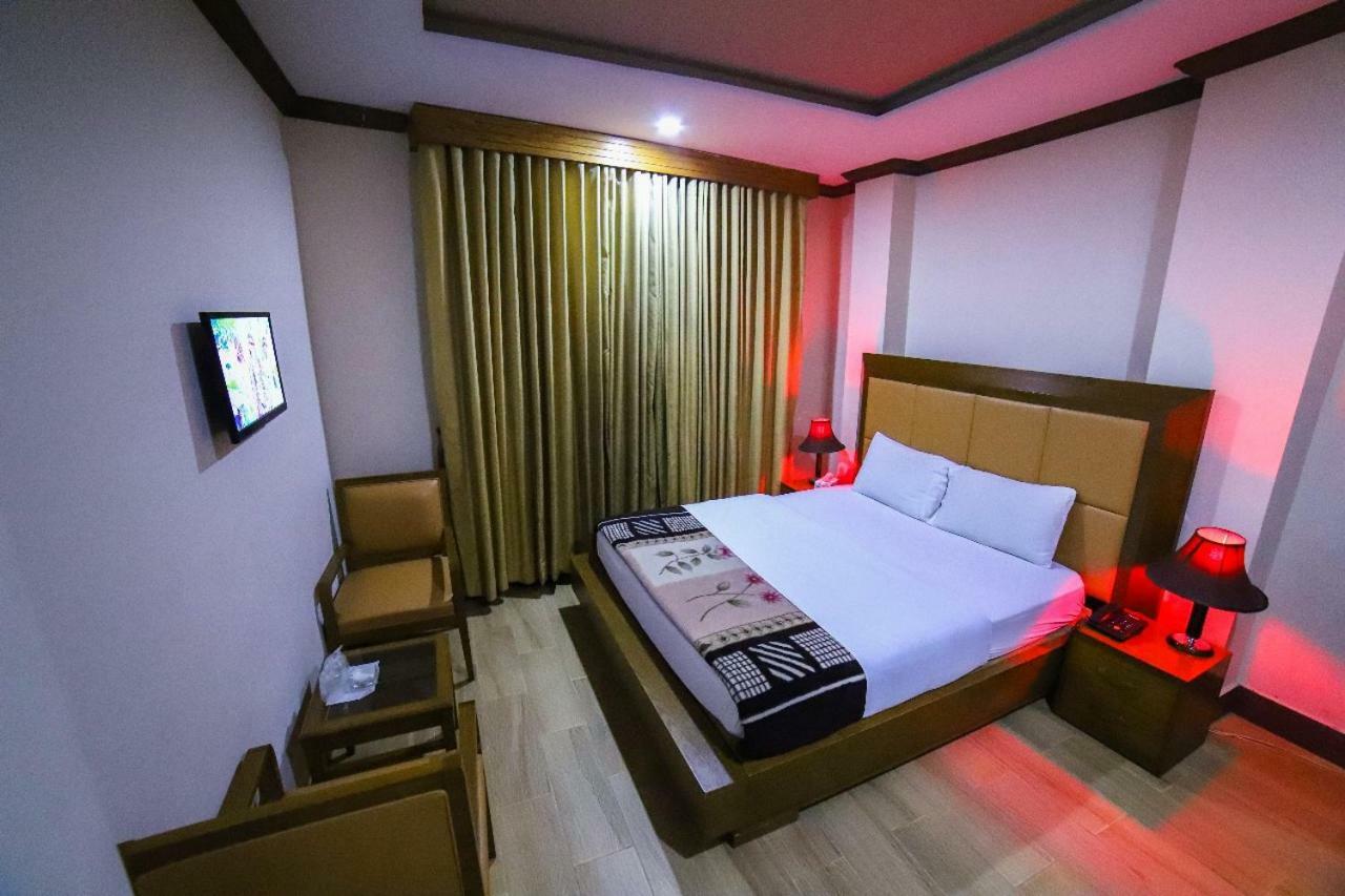 Midtown Hotel Rawalpindi Buitenkant foto